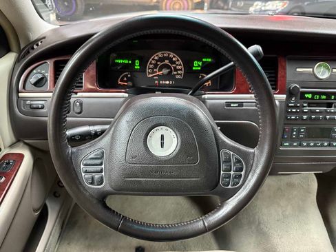Used 2003 Lincoln Town Car Executive RWD image 12
