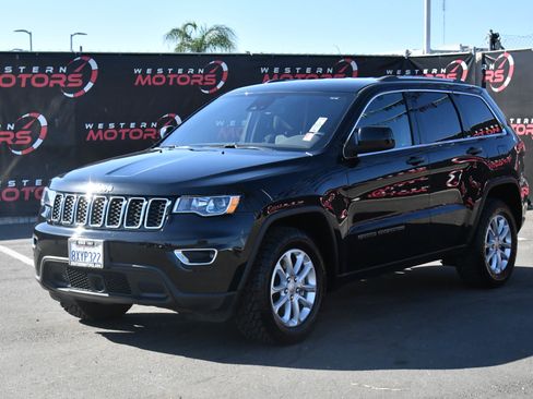 Used 2021 Jeep Grand Cherokee Laredo image 3