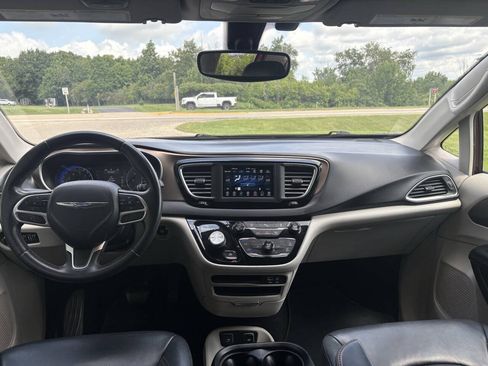 Used 2018 Chrysler Pacifica Touring-L FWD image 17