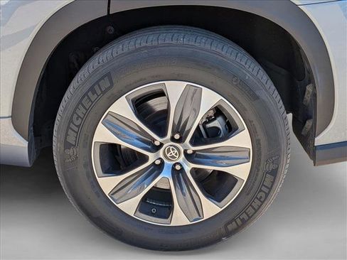 Used 2022 Toyota Highlander XLE image 2