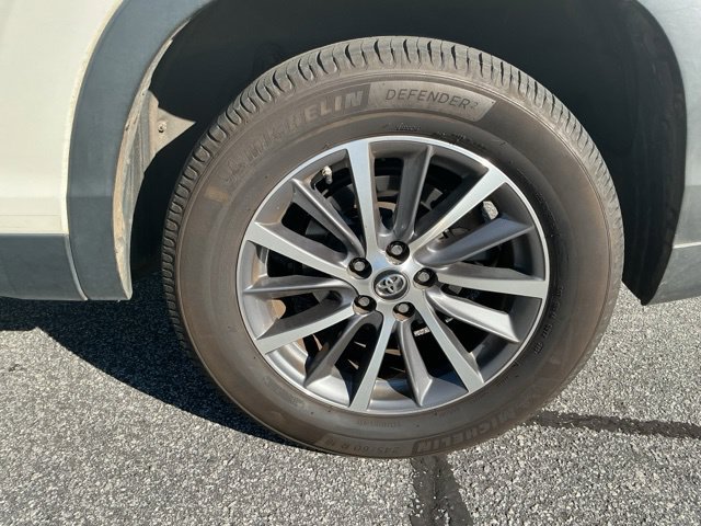 Used 2019 Toyota Highlander XLE FWD image 11