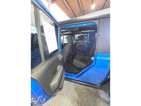 Used 2023 Jeep Gladiator Rubicon w/ Cold Weather Group AWD/4WD image 18