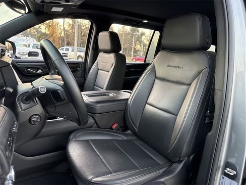 Used 2023 GMC Yukon XL Denali image 9