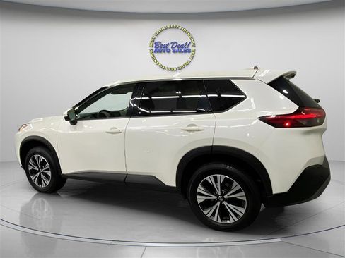 Used 2021 Nissan Rogue SV image 3