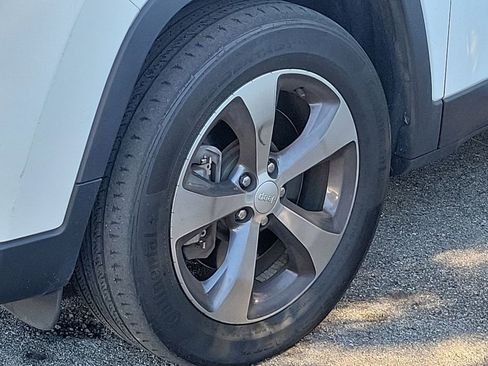 Used 2019 Jeep Cherokee Limited image 6