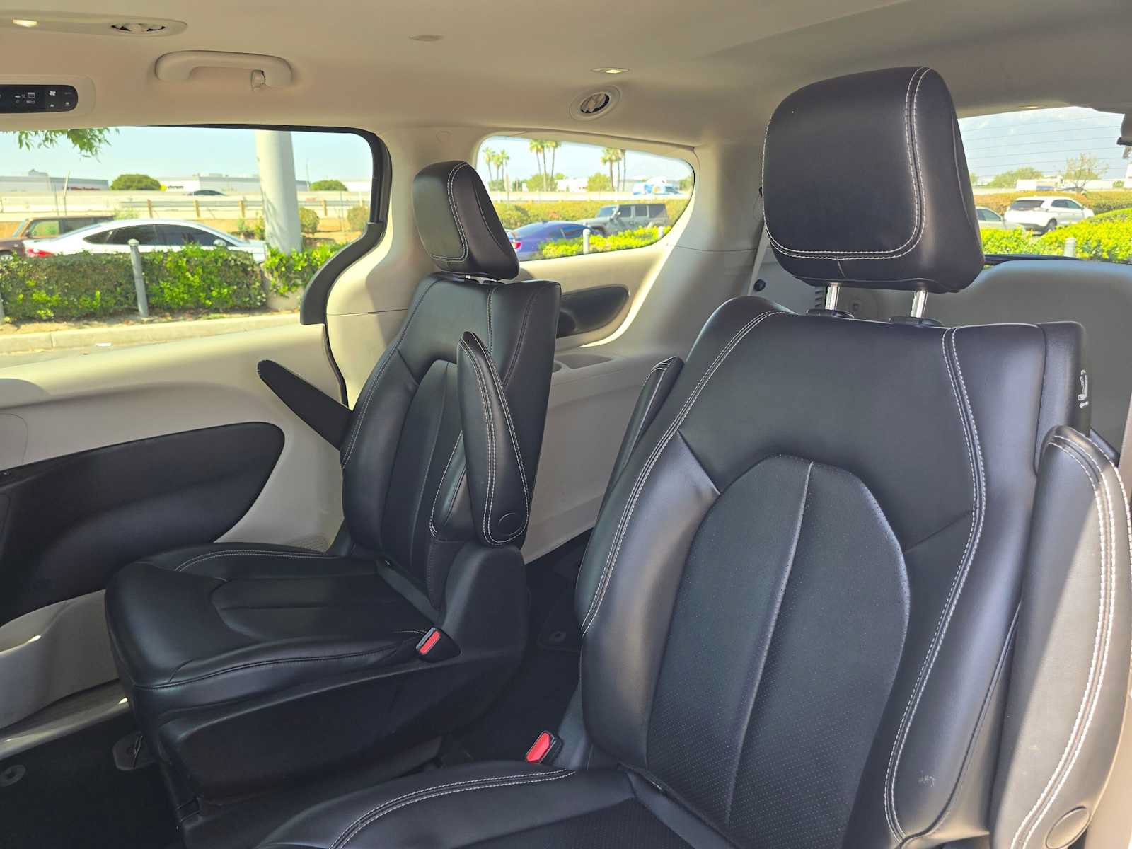 Used 2023 Chrysler Pacifica Touring-L FWD image 19