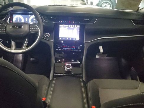 Used 2025 Jeep Grand Cherokee Laredo X image 11