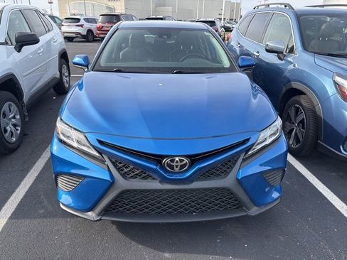 Used 2020 Toyota Camry SE image 2