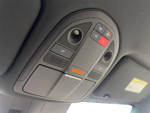 Used 2025 Genesis G70 2.5T image 75