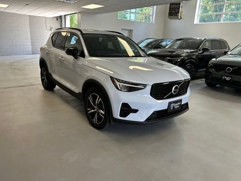Certified 2024 Volvo XC40 B5 Core AWD/4WD image 1