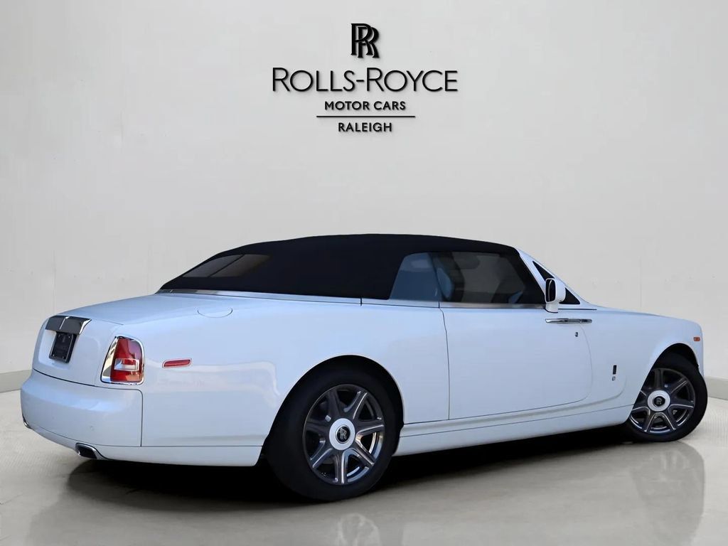 Used 2015 Rolls-Royce Phantom Drophead Coupe RWD image 3