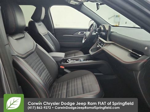 Used 2025 Ford Explorer ST-Line w/ ST-Line Street Pack AWD/4WD image 32