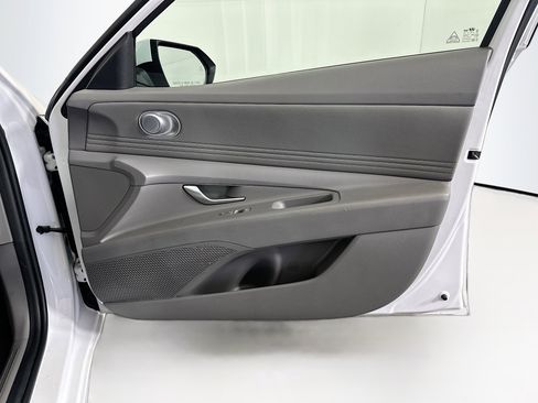 Used 2025 Hyundai Elantra SEL image 33