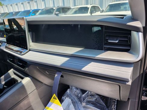 New 2025 Volkswagen Tiguan SE image 16