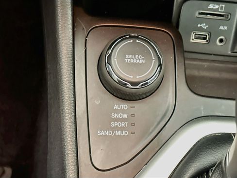 Used 2018 Jeep Cherokee Latitude Plus w/ Comfort/Convenience Group AWD/4WD image 24
