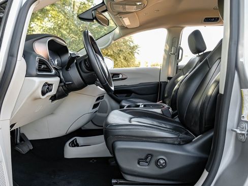 Used 2019 Chrysler Pacifica Touring-L image 42