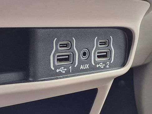 Used 2023 Chrysler Pacifica Touring-L image 27