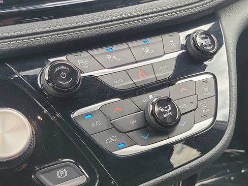 Used 2024 Chrysler Pacifica Limited FWD image 21