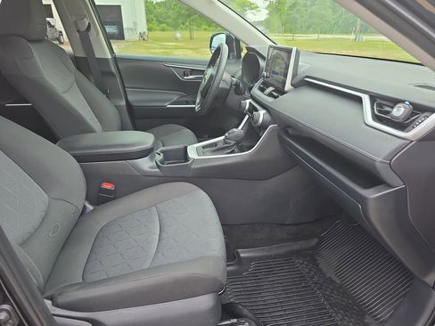 Used 2025 Toyota RAV4 XLE w/ Convenience Package FWD image 10