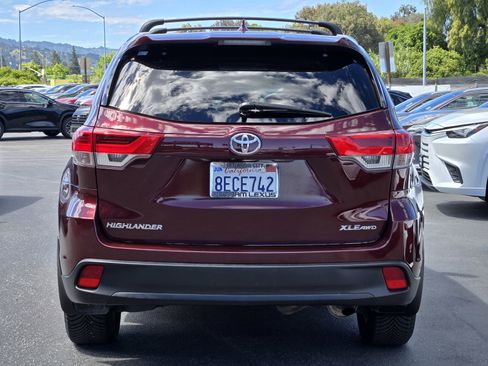 Used 2018 Toyota Highlander XLE AWD/4WD image 5