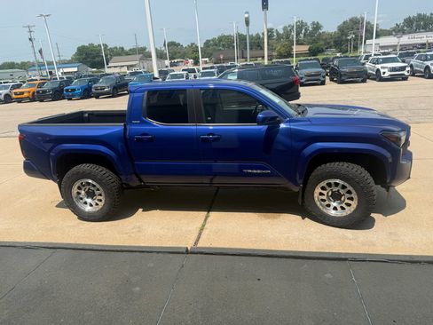 Used 2024 Toyota Tacoma SR5 AWD/4WD image 13