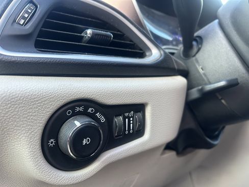 Used 2017 Chrysler Pacifica Touring-L image 15