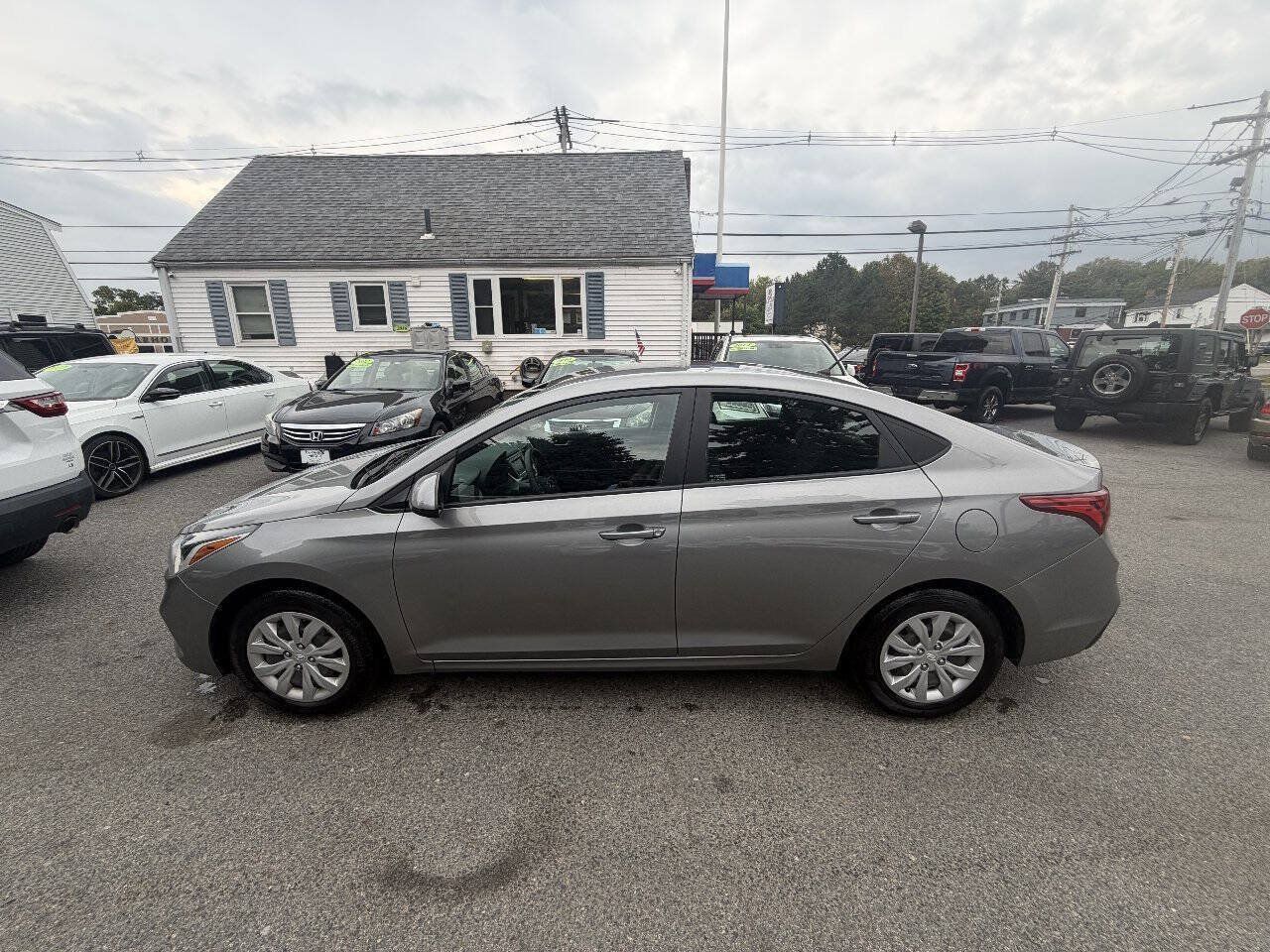 Used 2022 Hyundai Accent SE FWD image 4