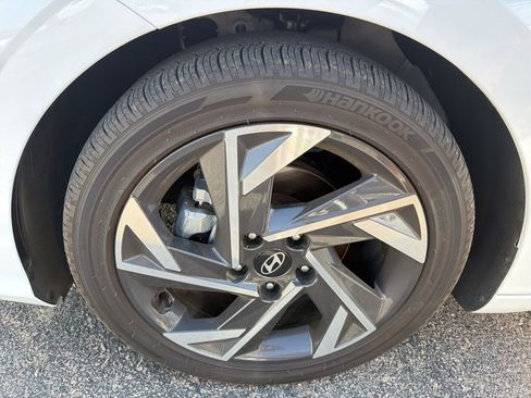 Used 2025 Hyundai Elantra SEL FWD image 13