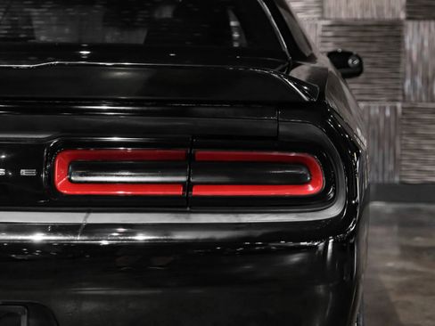 Used 2015 Dodge Challenger SXT image 34