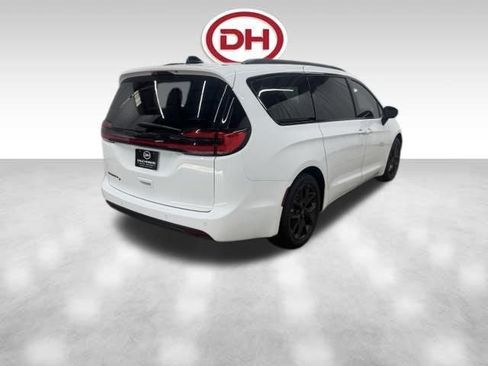 Used 2023 Chrysler Pacifica Touring-L w/ S Appearance Package FWD image 12