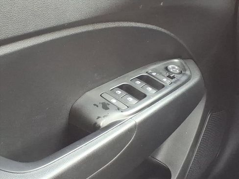 Used 2024 Hyundai Venue SEL image 16