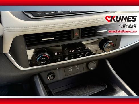 Used 2025 Nissan Rogue SV AWD/4WD image 15