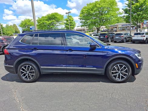 Used 2021 Volkswagen Tiguan SE w/ Panoramic Sunroof Package AWD/4WD image 7
