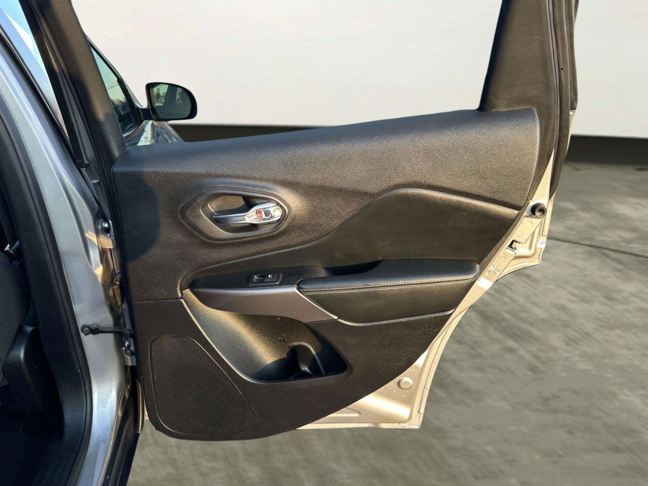 Used 2020 Jeep Cherokee Latitude FWD image 17