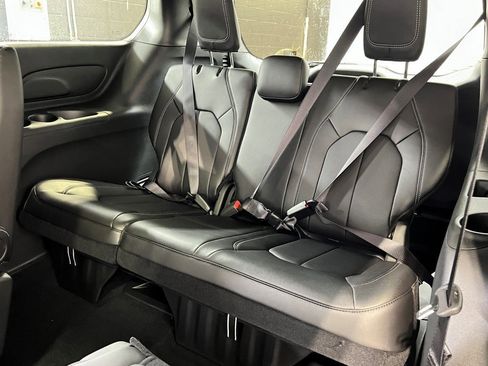 New 2026 Chrysler Pacifica Select image 19