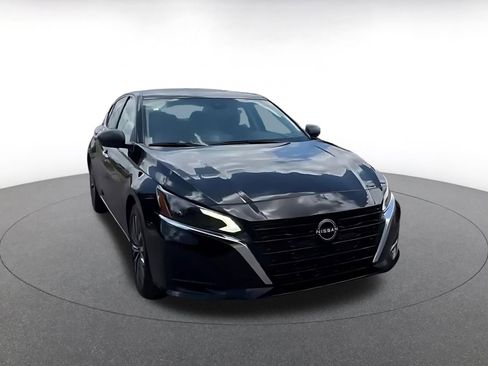 Used 2025 Nissan Altima 2.5 SV FWD image 3