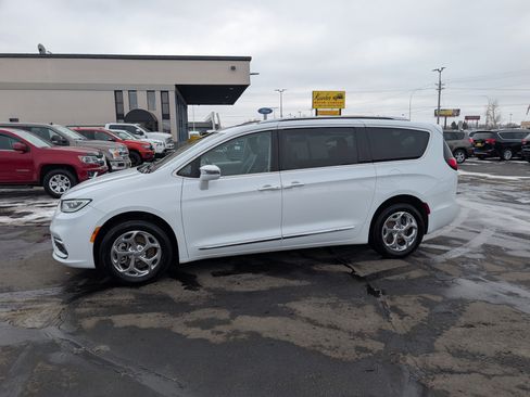 Used 2021 Chrysler Pacifica Limited w/ Uconnect Theater Family Group image 5