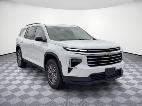 Used 2025 Chevrolet Traverse LT FWD image 7
