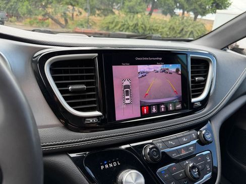 Used 2023 Chrysler Pacifica Touring-L w/ S Appearance Package FWD image 17