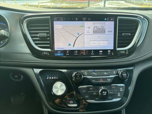 Used 2025 Chrysler Pacifica Limited image 18