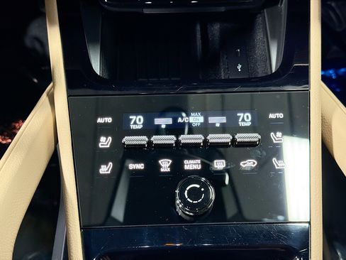 Used 2025 Porsche Cayenne Coupe image 35