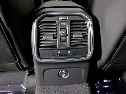 Certified 2026 Porsche Macan AWD/4WD image 36