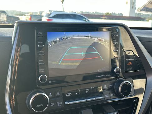 Used 2022 Toyota Highlander LE image 25