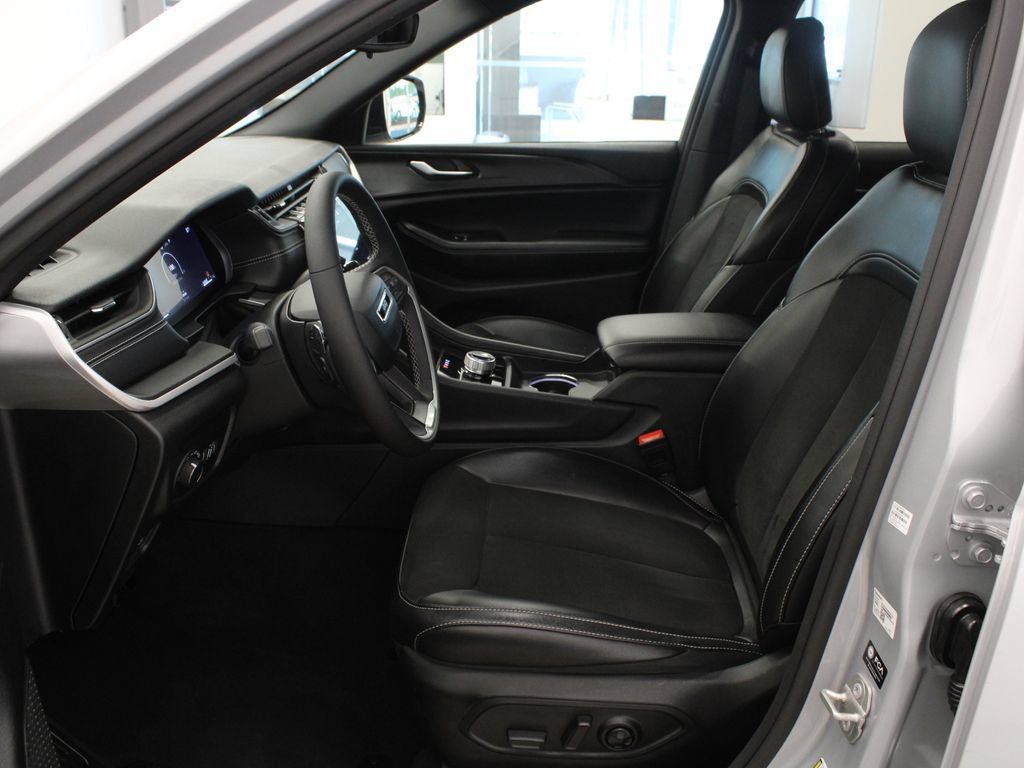 Used 2023 Jeep Grand Cherokee Altitude AWD/4WD image 10