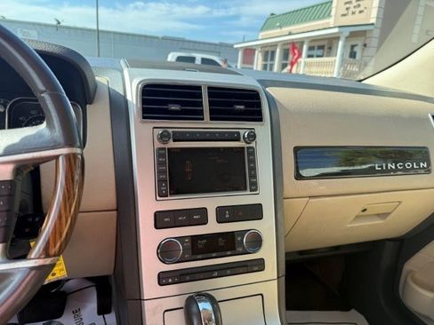 Used 2010 Lincoln MKX FWD image 17