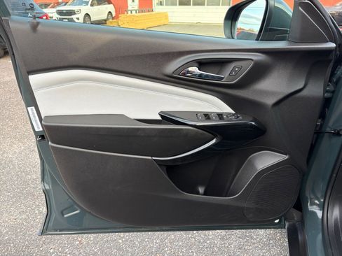 Used 2025 Chevrolet Trax LT image 20