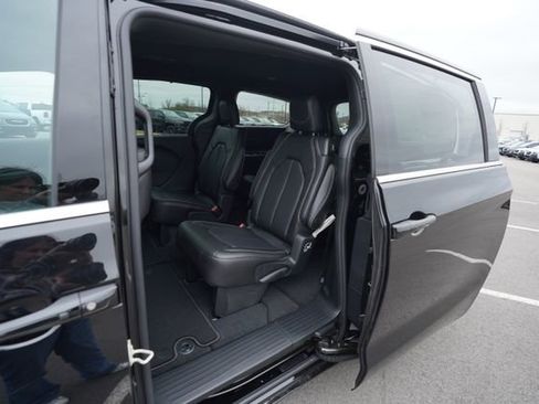 New 2026 Chrysler Pacifica Select image 13