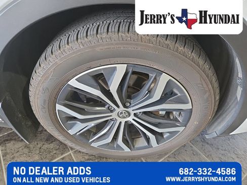 Used 2024 Toyota Crown AWD/4WD image 4