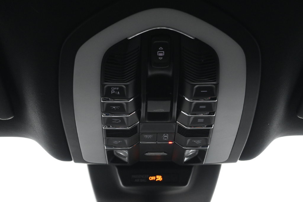 Certified 2024 Porsche Macan Turbo AWD/4WD image 33