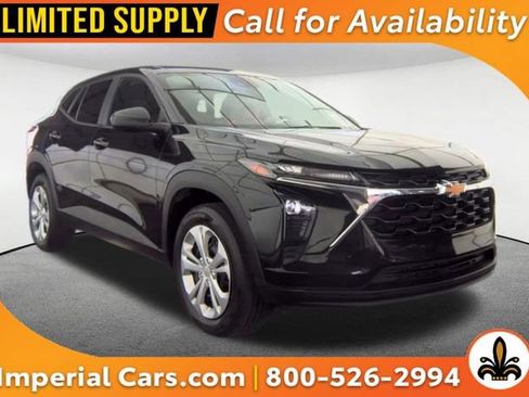Used 2025 Chevrolet Trax LS FWD image 1